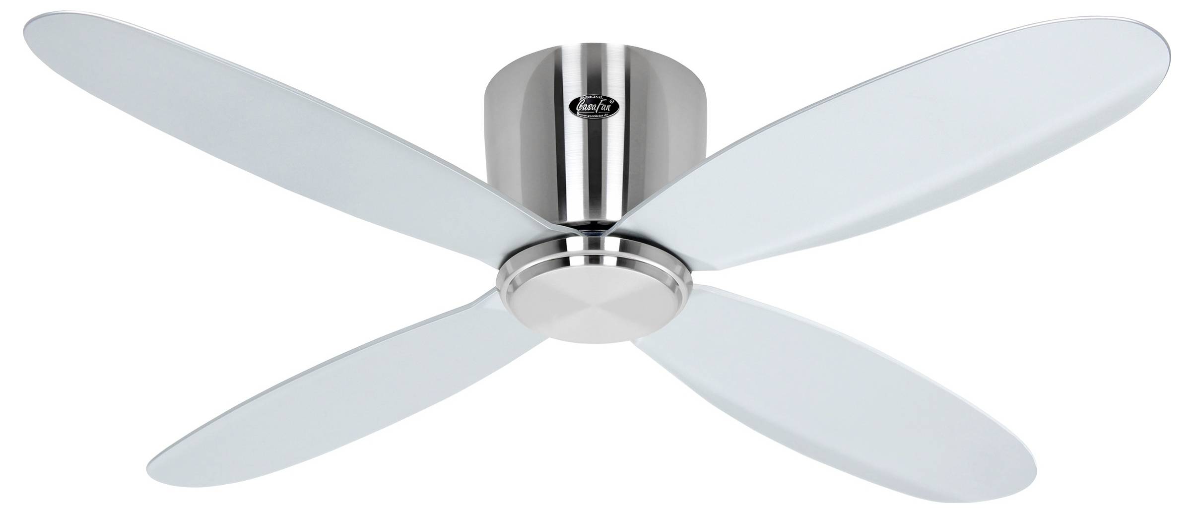 Un ventilatore a soffitto moderno a quattro pale con una finitura metallica elegante e un design aerodinamico, adatto per interni domestici contemporanei.