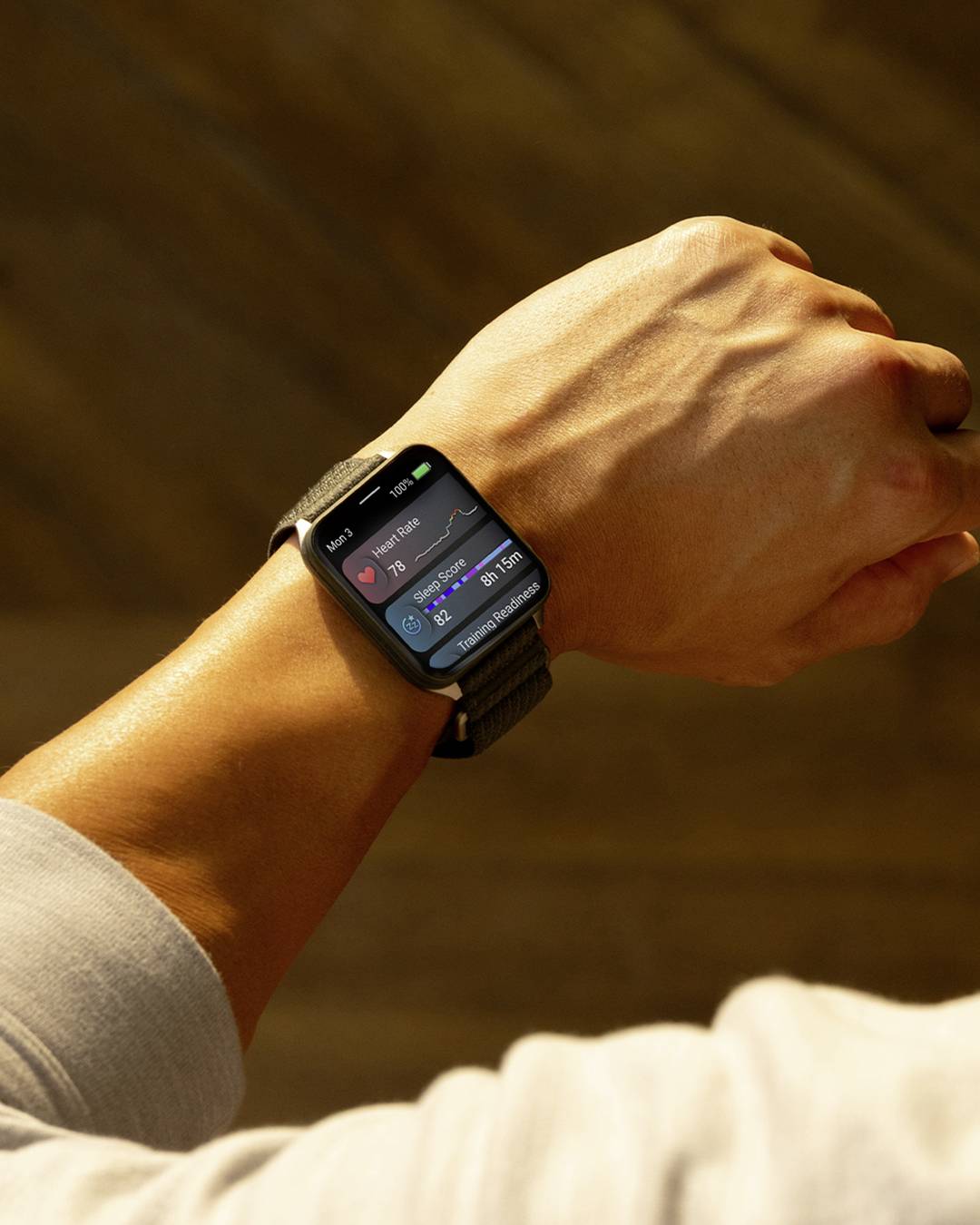 Una persona che indossa uno smartwatch che mostra dati fitness, inclusi frequenza cardiaca, passi e ora, sul proprio polso. Lo sfondo è sfocato.
