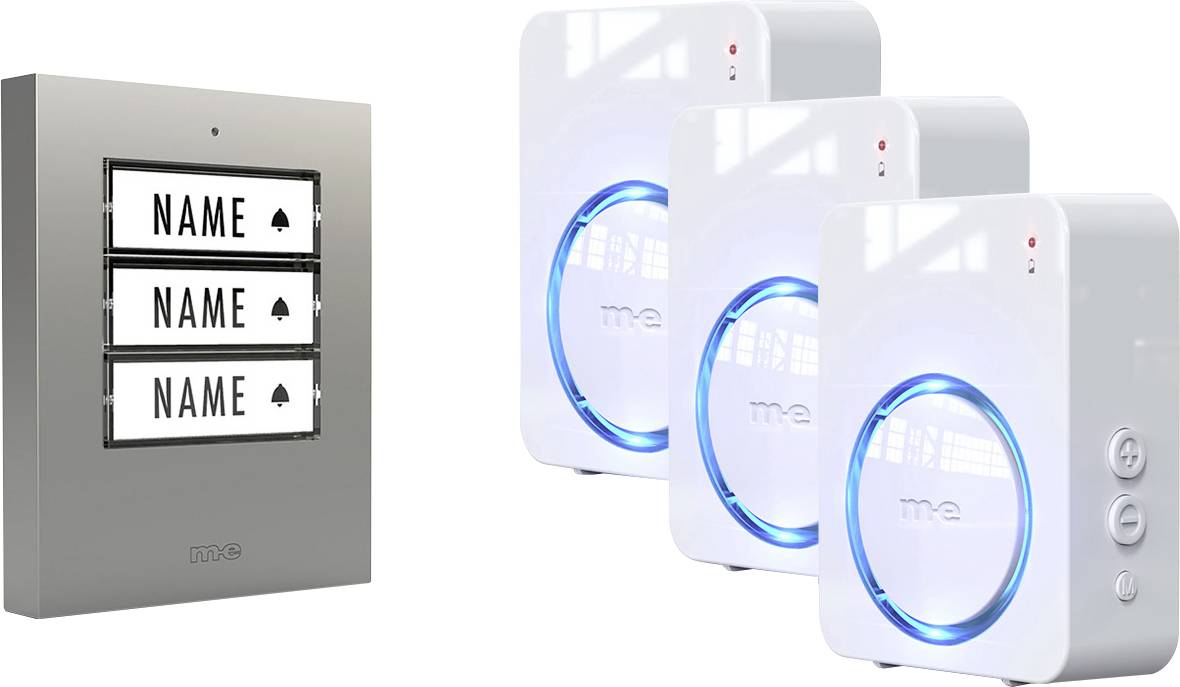 'Tre ricevitori di campanelli wireless con luci LED blu accanto a un pannello di targhette metalliche con tre slot personalizzabili.'