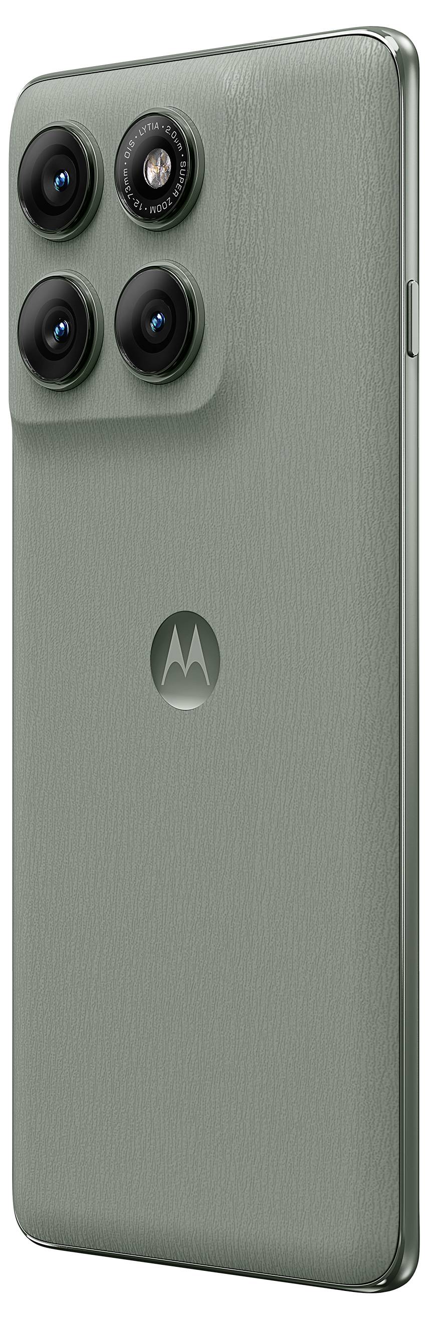 Uno smartphone moderno con schiena strutturata in verde, caratterizzato da un setup quad-camera nell'angolo in alto a sinistra.