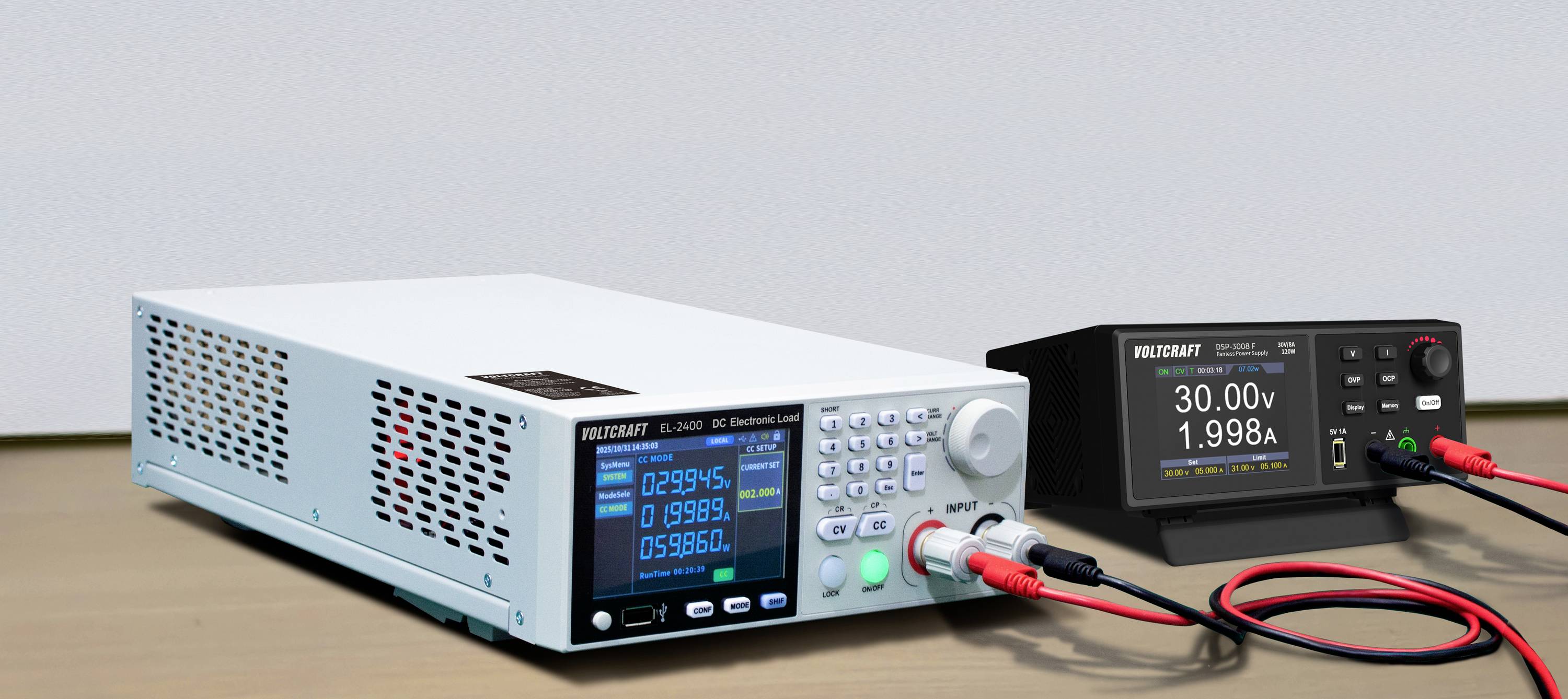 Due dispositivi elettronici su un tavolo. A sinistra un alimentatore di precisione blu e bianco con un display digitale. A destra un misuratore nero che mostra '30.00V, 1.998A.' Entrambi sono collegati da cavi rossi e neri.