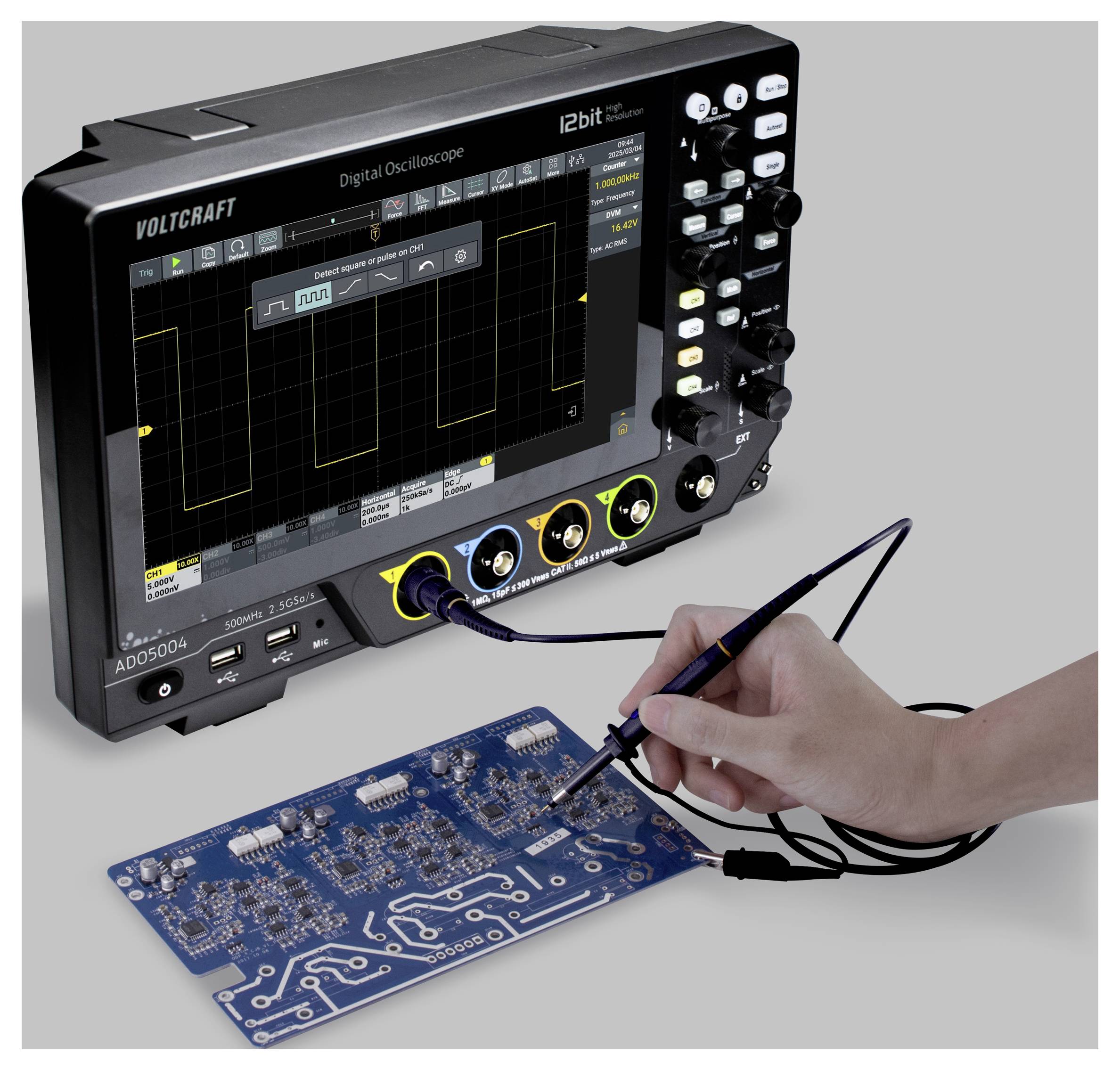 Una persona sta utilizzando un oscilloscopio digitale per testare una scheda elettronica blu. L'oscilloscopio mostra un pattern di forma d'onda sul suo schermo.