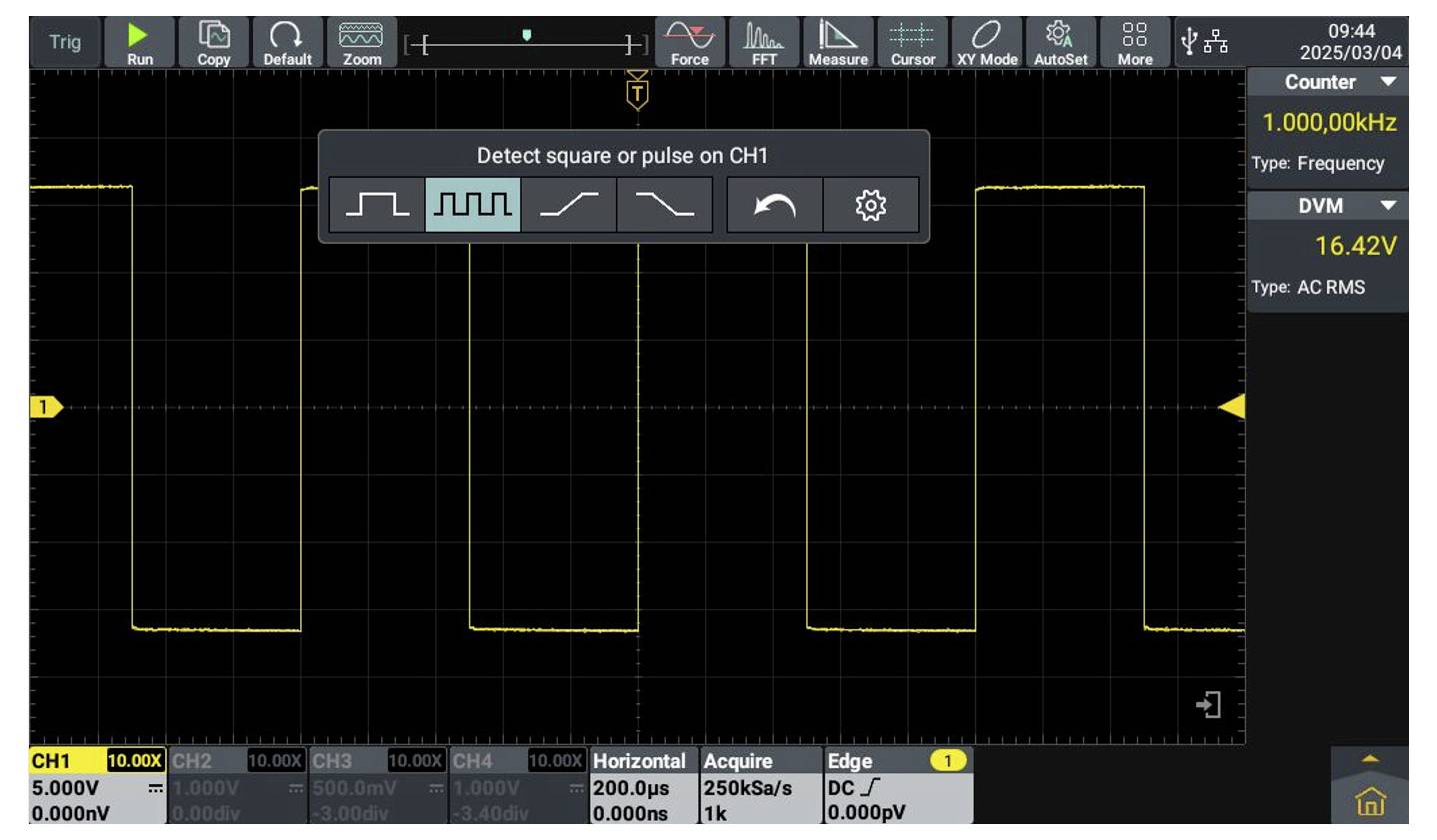 Un display dell'oscilloscopio digitale mostra una forma d'onda quadra su CH1. La frequenza è 1.000 kHz e il multimetro digitale (DVM) indica 16,42 V AC RMS. Il segnale appare stabile.