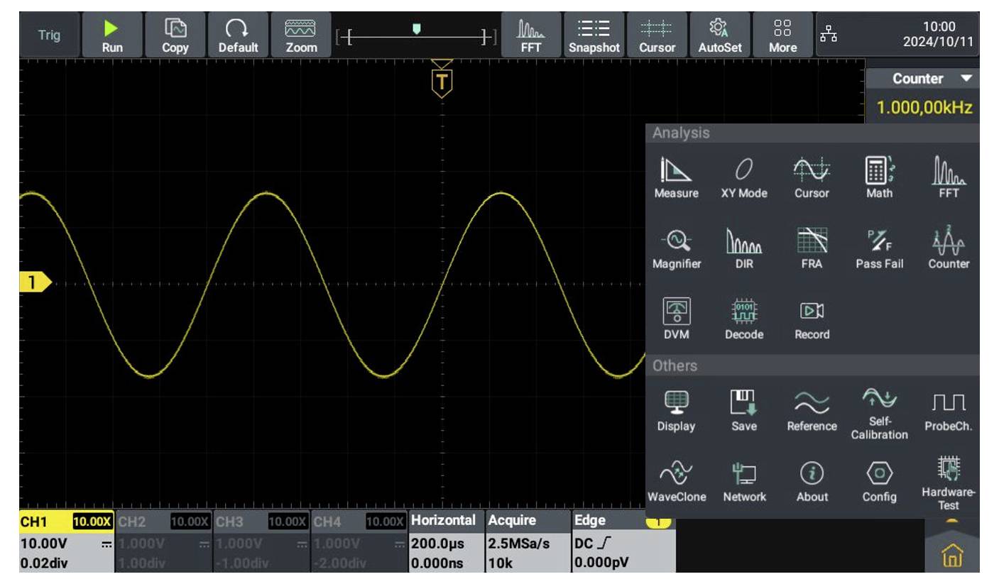 'Immagine di uno schermo di oscilloscopio che mostra un'onda sinusoidale sul canale 1. Il pannello di destra include opzioni di analisi e impostazioni come Zoom e Cursore.'