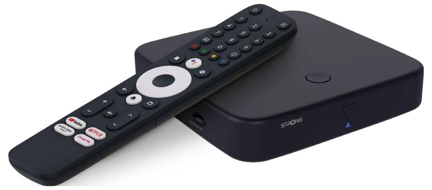 Un dispositivo di streaming set-top box con un telecomando nero dotato di tasti per la navigazione, il volume e le funzioni di riproduzione, etichettato 'STB7006'.