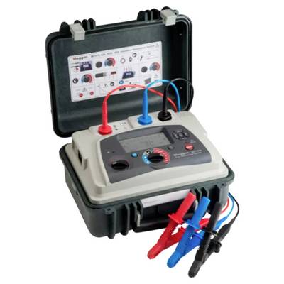 'Tester di isolamento elettrico in un contenitore aperto con sonde collegate, che mostra 38 sullo schermo digitale. Istruzioni mostrate sul coperchio del contenitore.'
