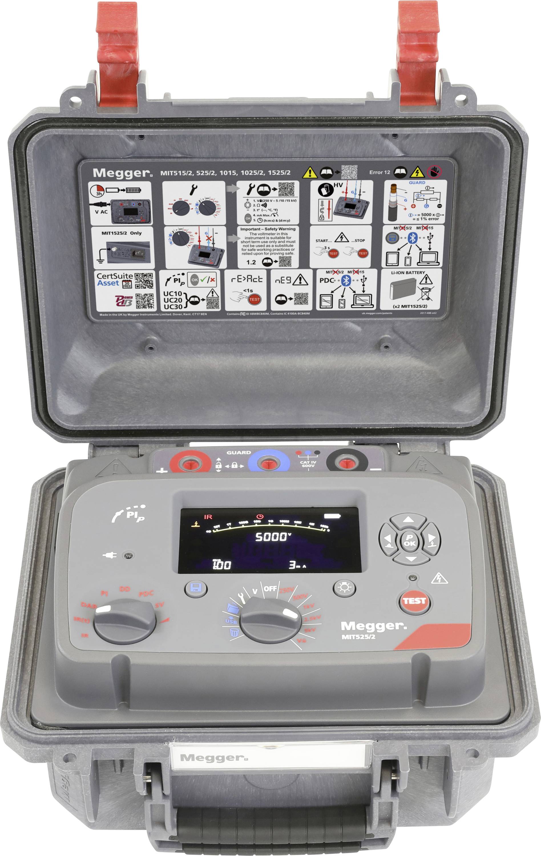 Aprire il dispositivo portatile di verifica elettrica con vari selettori, un display digitale che mostra '5000' e diagrammi illustrativi sul coperchio interno.
