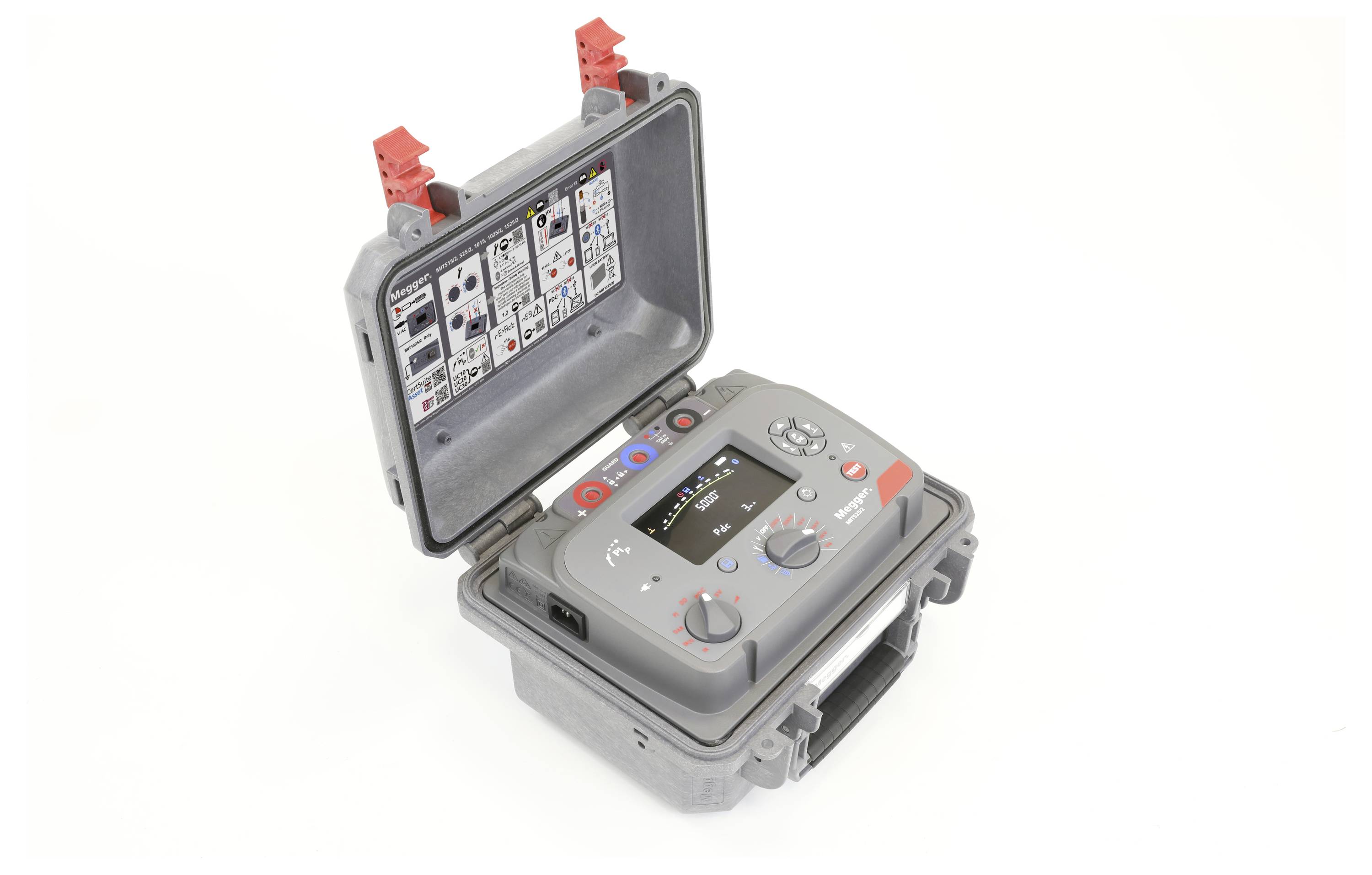 Un pannello di controllo industriale in un involucro protettivo grigio, aperto per mostrare quadranti, pulsanti e uno schermo digitale, utilizzato per testare apparecchiature.