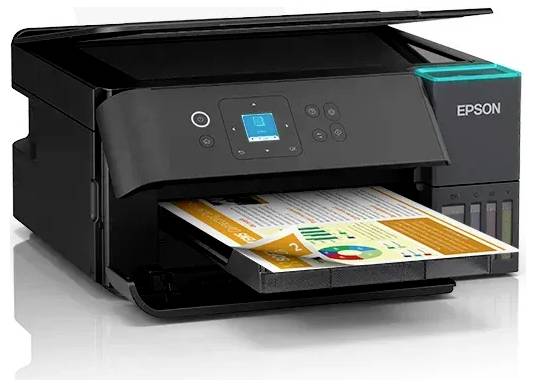Una stampante Epson nera con display touchscreen sta stampando un documento a colori, che mostra grafici e testo, indicando un utilizzo multifunzionale.