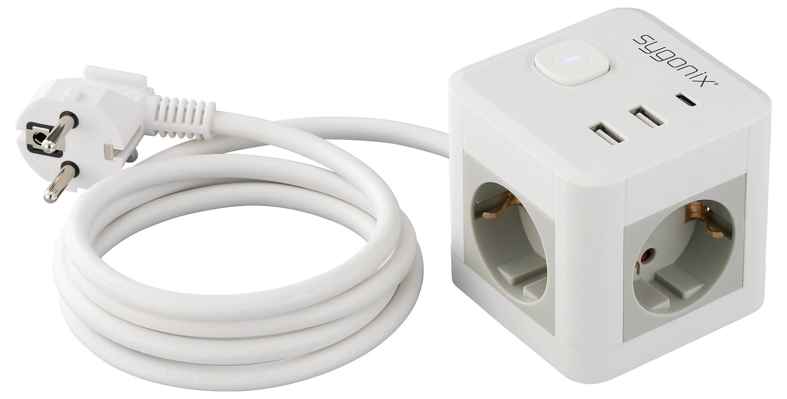 Ciabatta bianca a forma di cubo con quattro prese europee, due porte USB e cavo collegato.