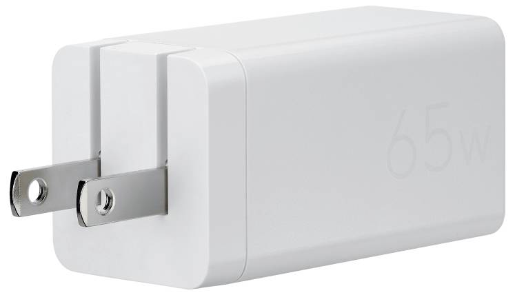 Un caricabatterie da muro bianco da 65W con i piedini ripiegati, utilizzato per caricare dispositivi elettronici.