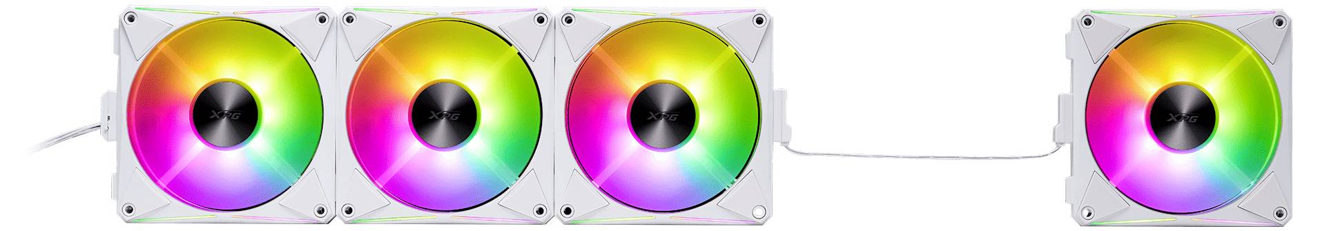 Quattro ventole di raffreddamento per computer collegate in fila, ciascuna con illuminazione LED vivace e multicolore.