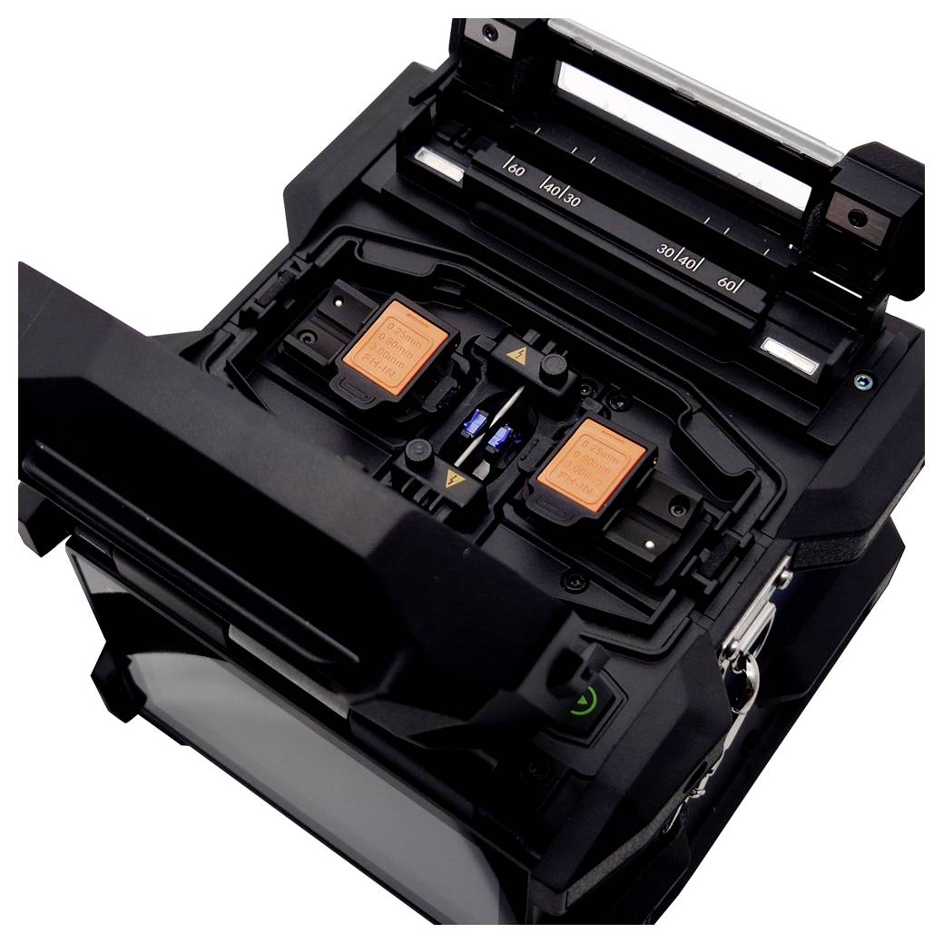 Primo piano di una macchina per giunzione a fusione di fibre ottiche, che mostra la pinza e gli elettrodi utilizzati per giuntare cavi in fibra ottica.