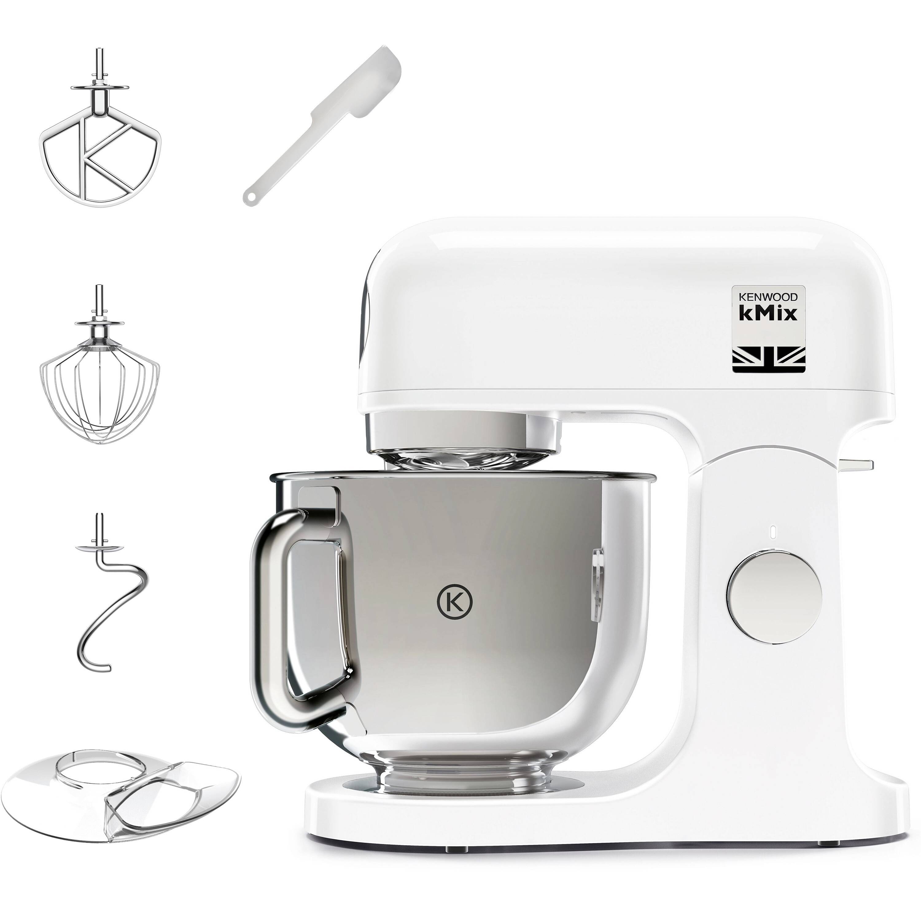Un mixer bianco con una ciotola in acciaio inossidabile, dotato di tre accessori: frusta, spatola e gancio per impastare, più una spatola bianca.
