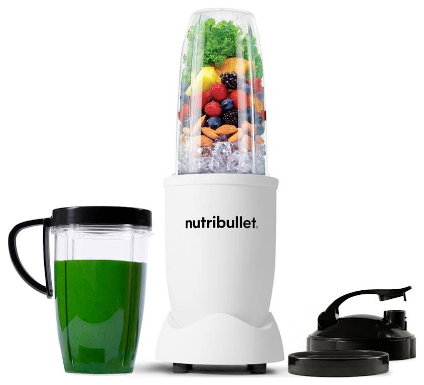 'NutriBullet' frullatore riempito con frutta e frutta secca, con un ulteriore tazza contenente una bevanda verde, e un coperchio nero accanto ad essi.