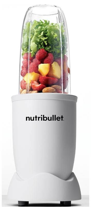 Un frullatore bianco riempito con verdure a foglia verde, lamponi, pesche e mandorle. Il logo 'nutribullet' è stampato sul davanti.