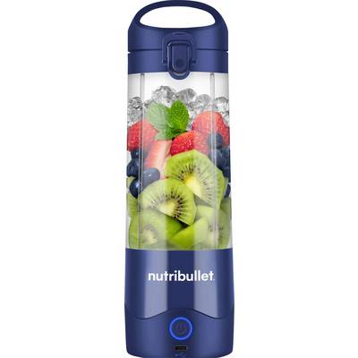 Bottiglia del frullatore Nutribullet blu riempita con ghiaccio, fragole, mirtilli, fette di kiwi e foglie di menta, pronta per essere frullata.