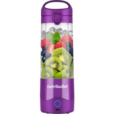 Frullatore NutriBullet viola riempito con fette di kiwi, fragole, mirtilli e foglie di menta, che mostra un frullato vivace e nutriente.