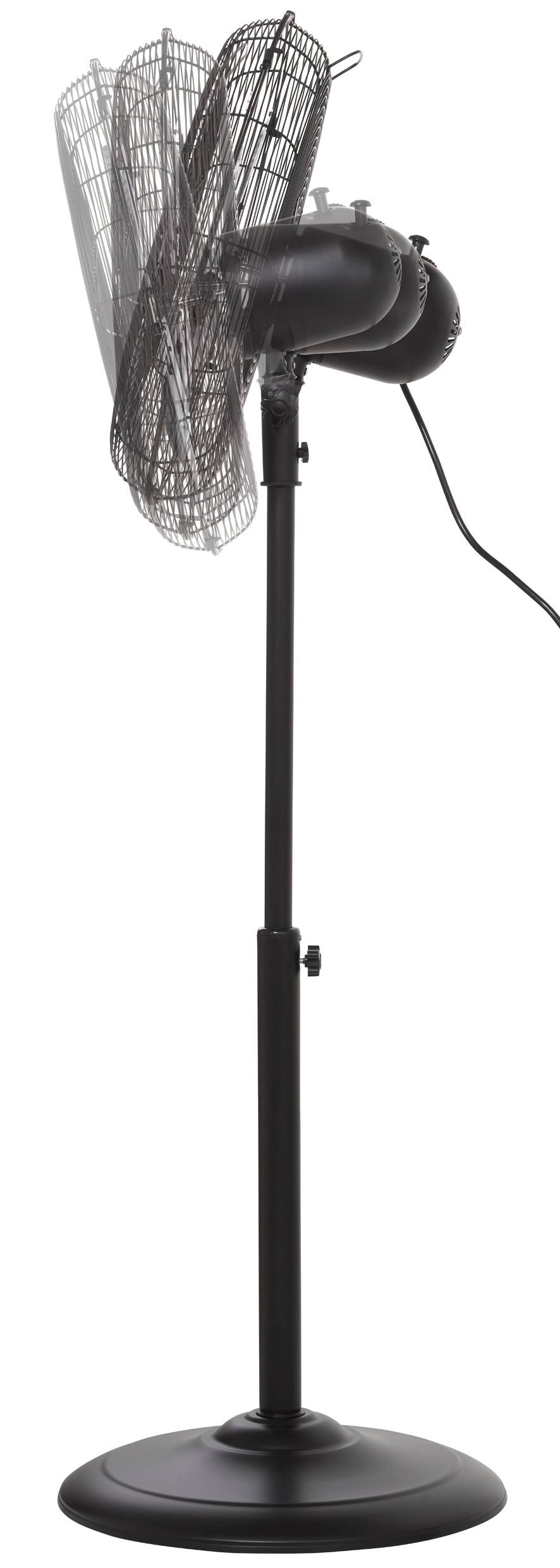 Un ventilatore in piedi nero oscillante con una griglia metallica circolare, ripreso di lato. Il ventilatore ha una base circolare nera e un'asta regolabile.