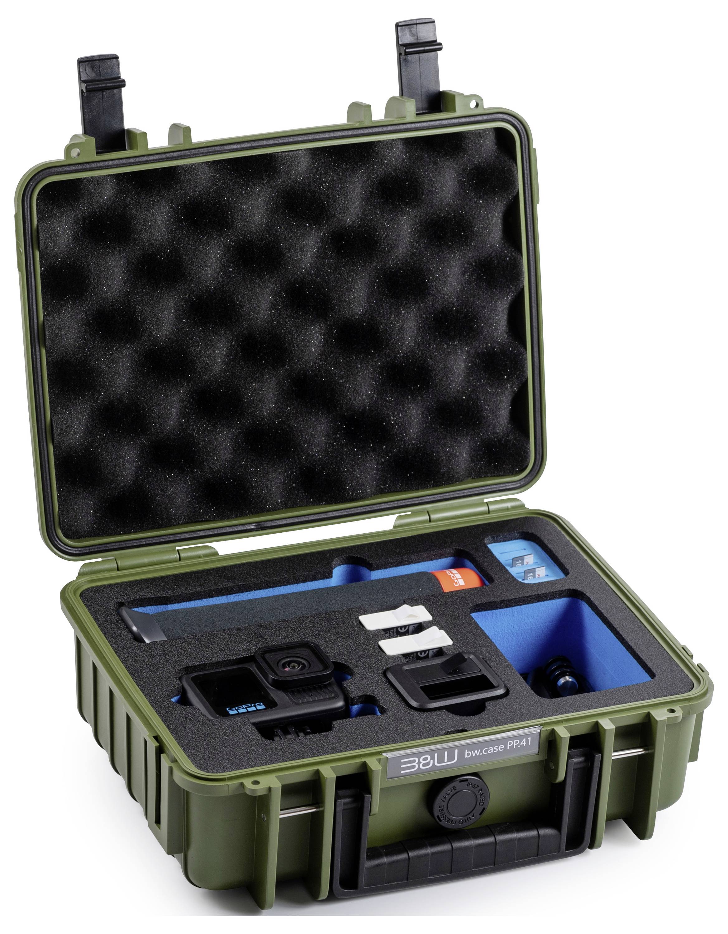 Un'elegante custodia verde robusta e aperta, con inserti in schiuma, contiene una piccola fotocamera, un dispositivo di ricarica USB e accessori correlati, organizzati ordinatamente al suo interno.