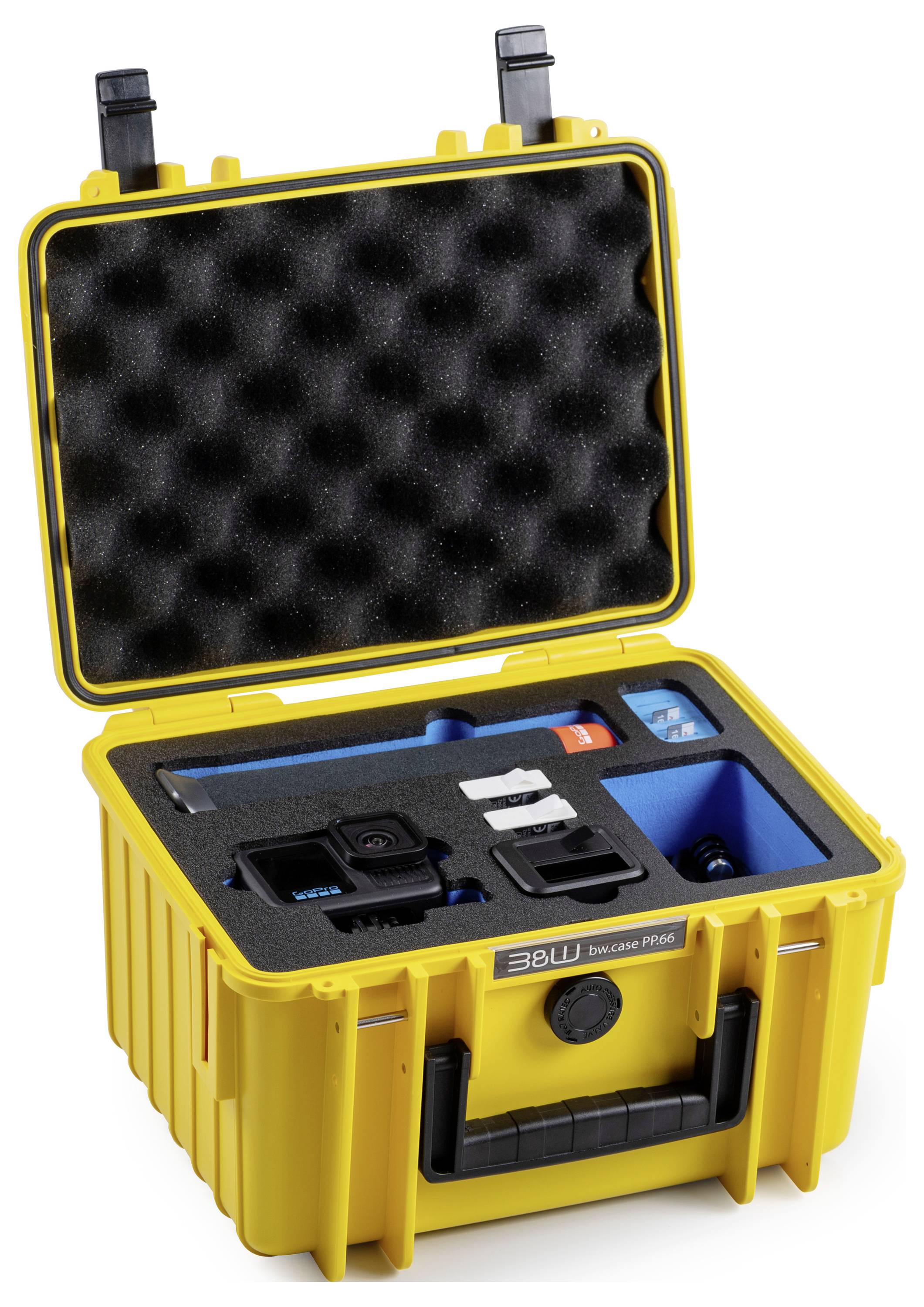 Custodia protettiva gialla con interno imbottito che contiene una fotocamera compatta, batterie e accessori elettronici organizzati in scomparti.