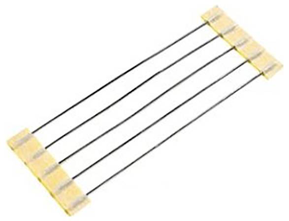 Cinque resistori assiali con terminali assiali allineati parallelamente su una superficie, ciascuno con bande colorate che indicano il valore di resistenza, tipici nei circuiti elettronici.