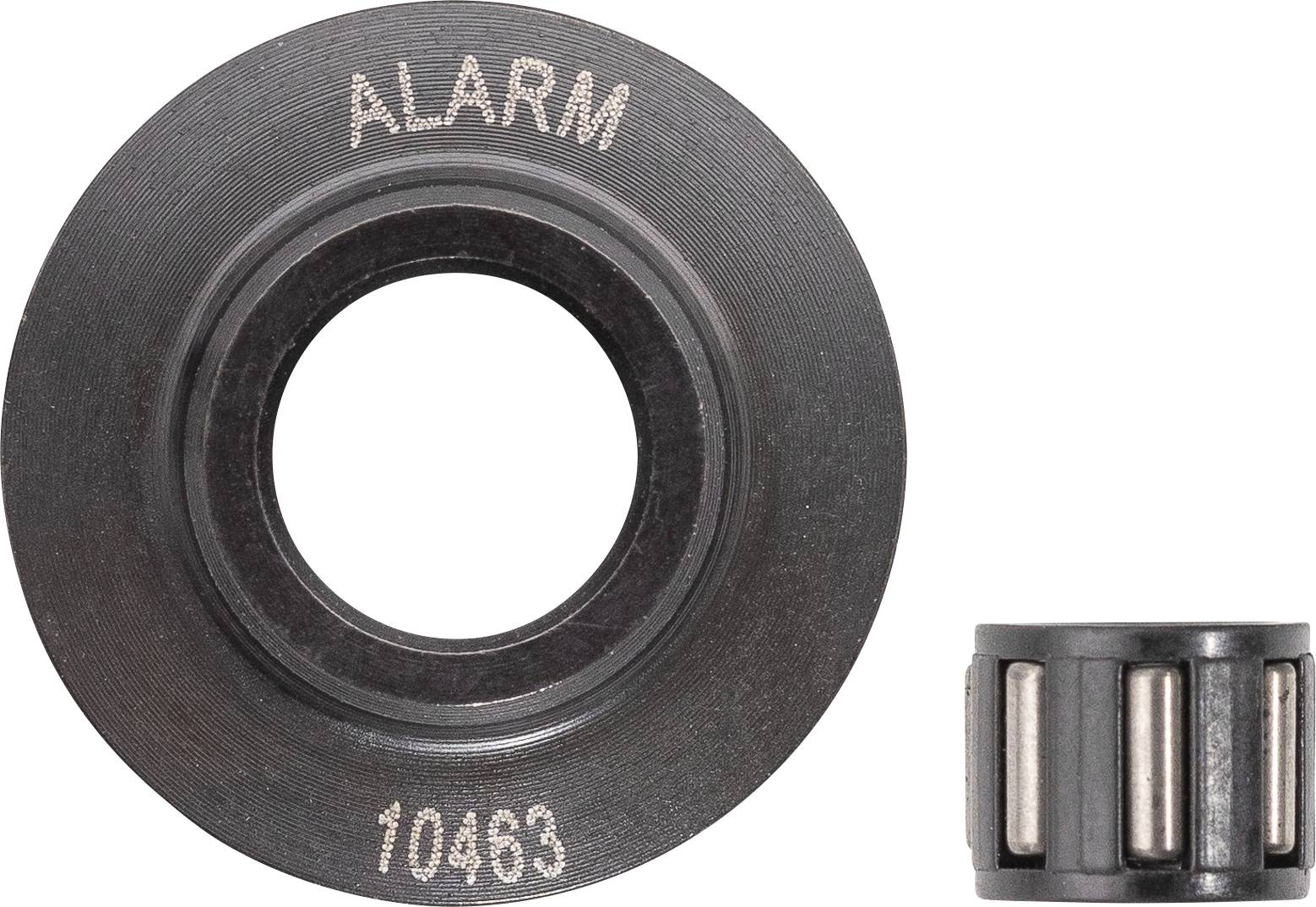 Un componente circolare nero etichettato 'ALARM 10463' sul suo lato è mostrato accanto a un cuscinetto cilindrico più piccolo con rulli metallici visibili.