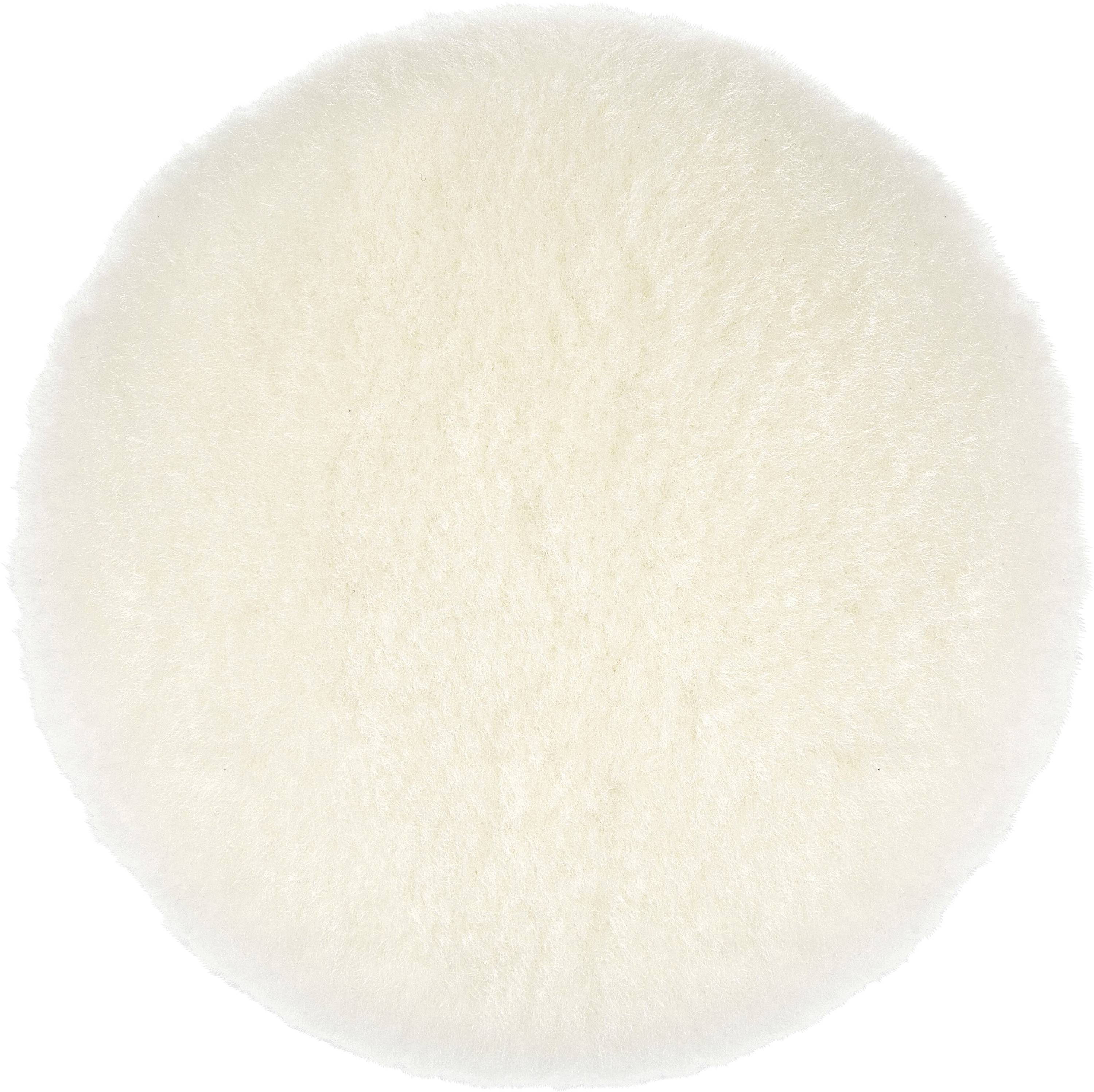 Un oggetto rotondo, soffice e morbido di colore beige, simile a un cuscino di pelliccia di pecora o un pad di lana, su uno sfondo bianco neutro.