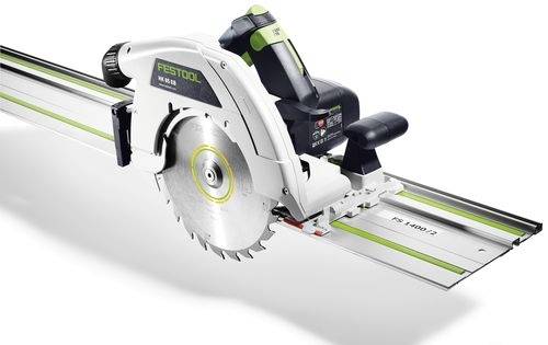 Sega circolare su una guida, utilizzata per tagli di legno precisi, con il logo del marchio visibile sul corpo dello strumento.