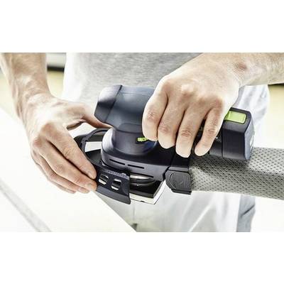 Una persona sta utilizzando una levigatrice elettrica su una superficie in legno, mostrando concentrazione e precisione nel lavoro.