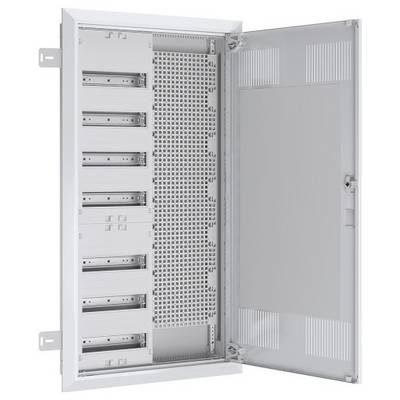 Un armadio elettrico aperto con più file e slot per interruttori automatici. L'armadio è montato a parete, mostrando una griglia vuota.