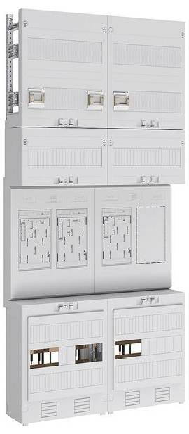 Un armadio elettrico grigio a tre livelli, con multiple porte e scompartimenti, progettato per organizzare e proteggere componenti elettrici.
