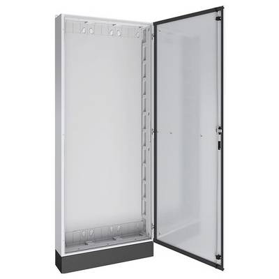 Un armadio metallico grigio e vuoto, con un lato aperto, che rivela un interno spazioso con slot di montaggio sui lati e una porta solida.