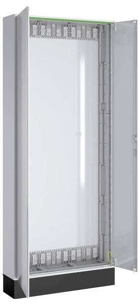 Un armadio elettrico aperto in metallo con una porta trasparente, che mostra telai di montaggio interni e percorsi di cablaggio, utilizzato per lo stoccaggio di apparecchiature.