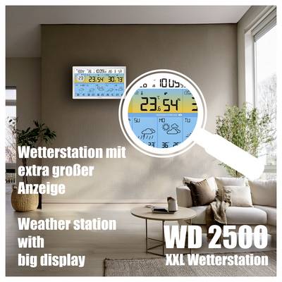 Immagine promozionale di una stazione meteorologica WD 2500 XXL con un grande display che mostra 23.54° e icone meteo, in un moderno soggiorno.