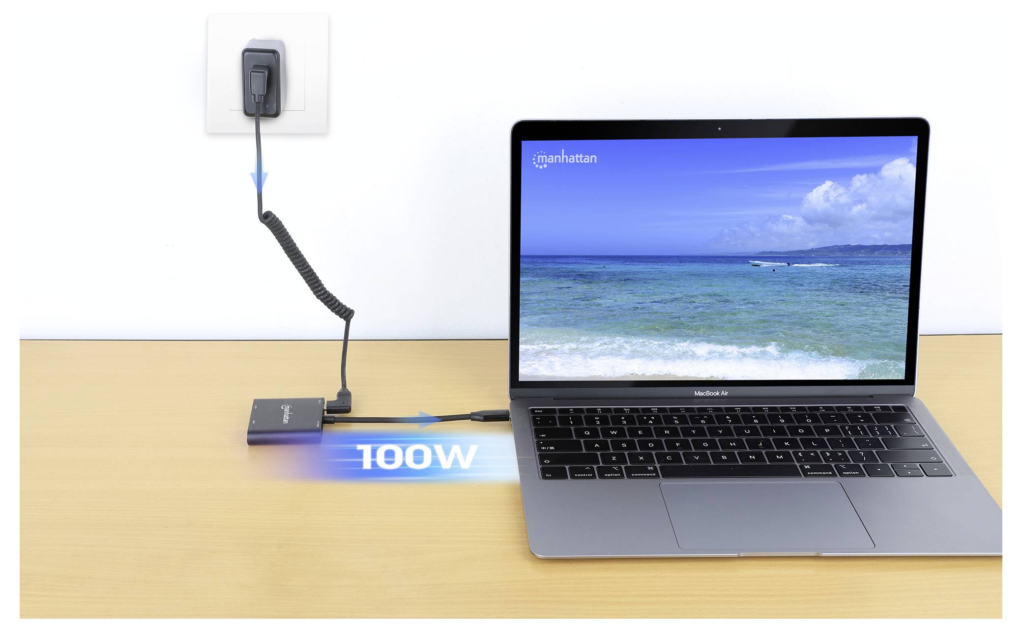 Un laptop è posizionato su una scrivania che mostra una scena di spiaggia. È collegato a un adattatore di alimentazione inserito in una presa a muro, etichettato '100W' per l'alimentazione di ricarica.