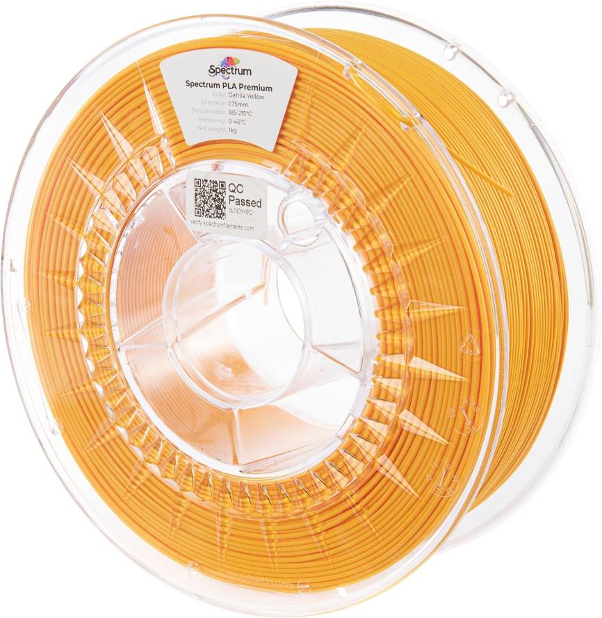 Un rocchetto di filamento PLA arancione per stampante 3D etichettato 'Spectrum PLA Premium' con un adesivo di controllo qualità superato, idoneo per progetti di stampa 3D.