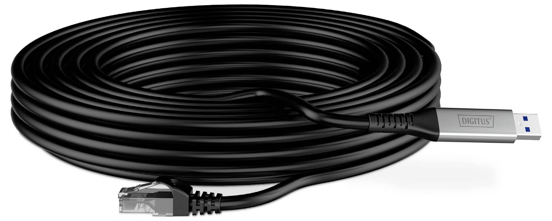 Un cavo nero arrotolato con USB su un'estremità ed Ethernet sull'altra, utilizzato per collegare dispositivi a reti, poggia su uno sfondo bianco.