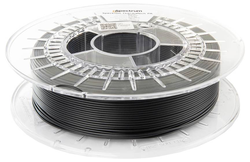 Un rocchetto di filamento nero per stampa 3D etichettato 'Spectrum PA6 CF15' con una copertura trasparente che mostra un arrangiamento ordinato dell'avvolgimento.