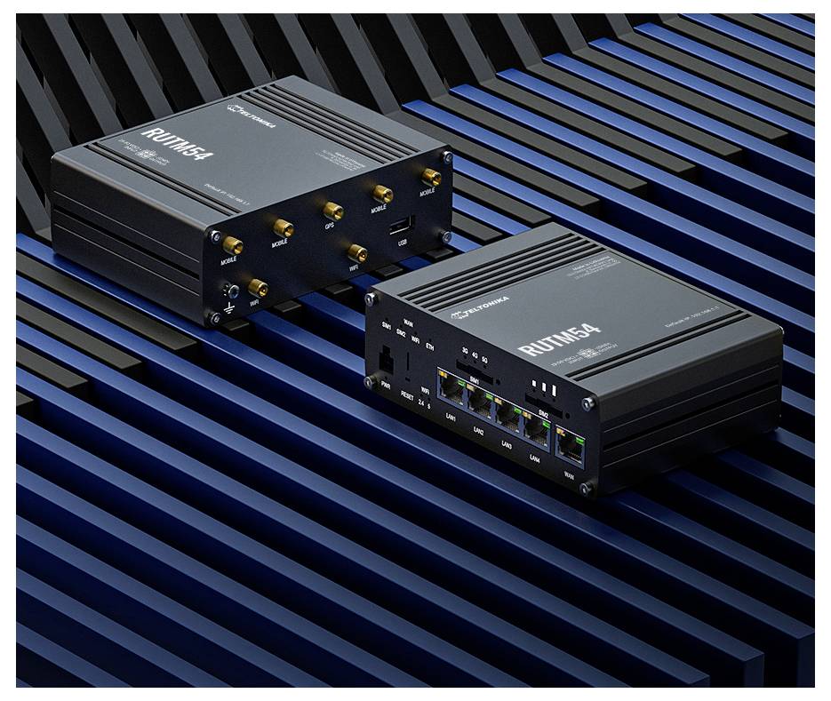 Due router Teltonika RUTX54 neri sono mostrati su una superficie a strisce blu e nere. Ogni router ha più porte e antenne.