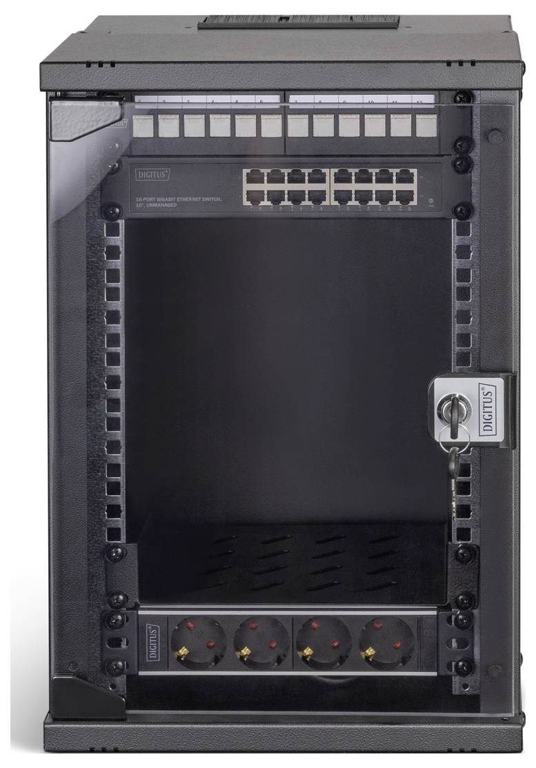 'Un rack server nero con una porta frontale chiudibile a chiave, che ospita un interruttore di rete in alto e prese di corrente in basso.'