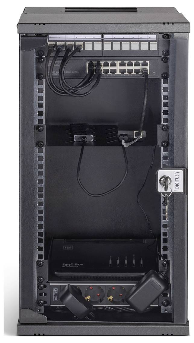 Un rack per server nero contenente apparecchiature di rete, switch e cavi, con una porta dotata di serratura, destinato all'archiviazione sicura dei dati.