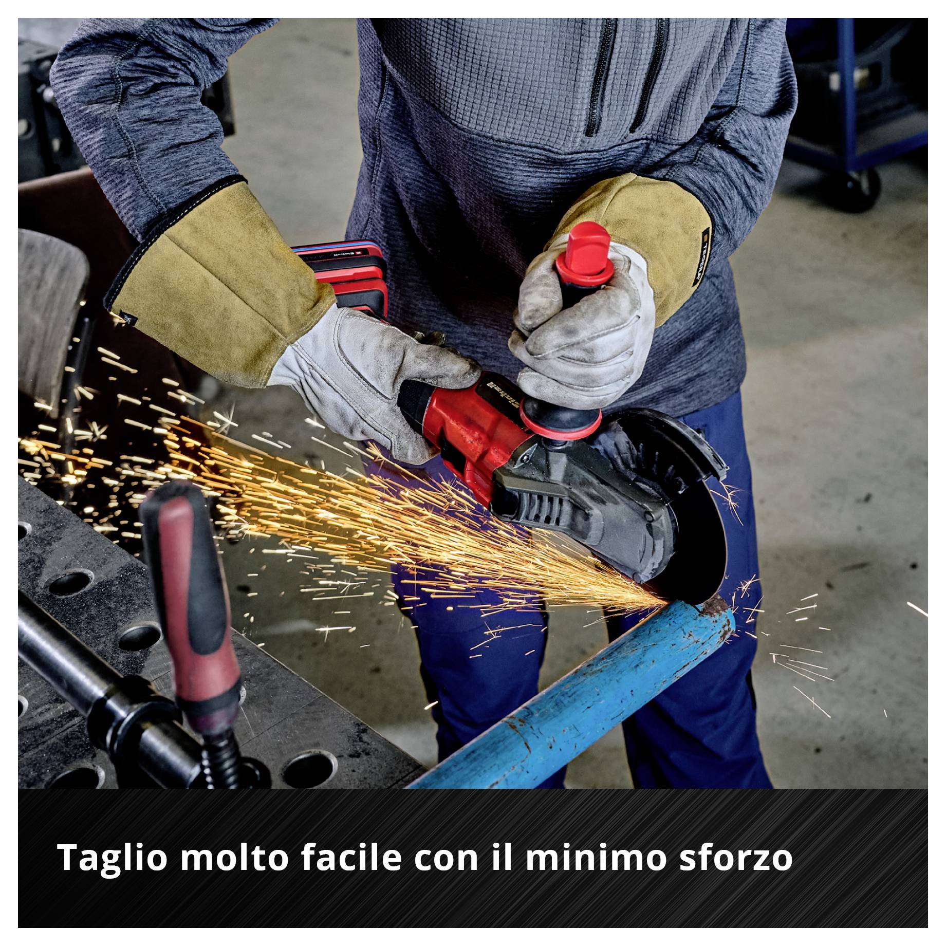 Una persona che indossa guanti di protezione taglia un tubo in metallo blu con una smerigliatrice elettrica da taglio. Testo: 'Taglio molto leggero con scarso sforzo fisico'.