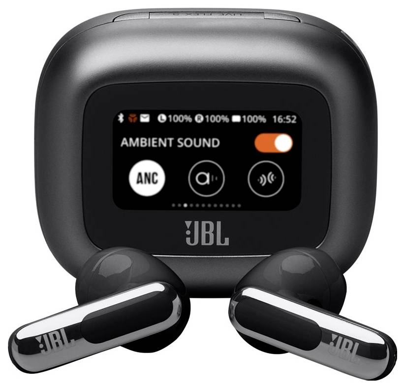 Una coppia di auricolari wireless JBL davanti alla loro custodia di ricarica. Lo schermo della custodia mostra i livelli della batteria, le impostazioni del suono ambientale e le opzioni di controllo del rumore attivo (ANC).