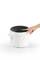 Un palmo preme un pulsante sul touchscreen di un moderno e elegante robot da cucina per il riso, con display digitale, poggiato su un bancone bianco.