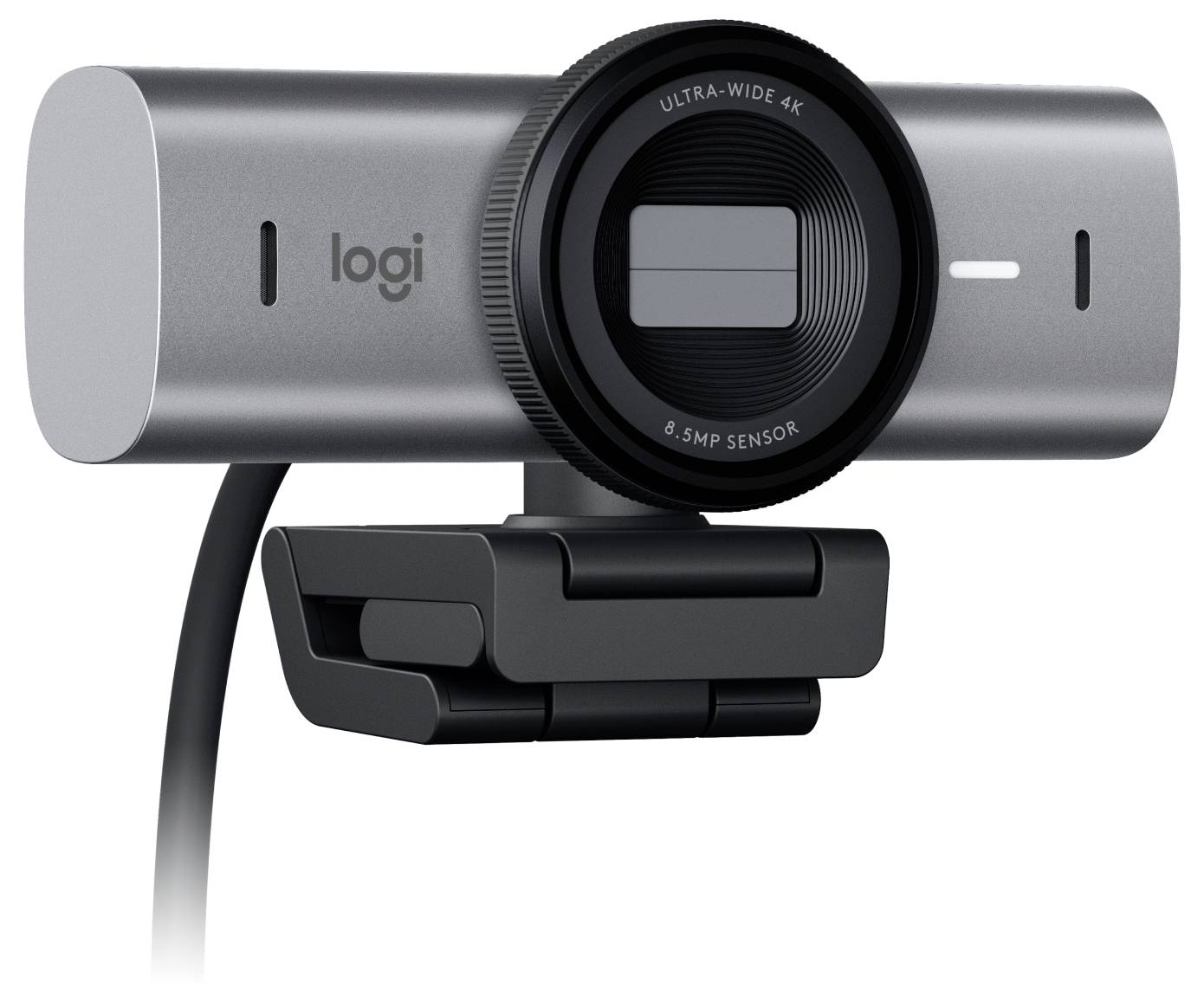 Una webcam argentata con il marchio 'logi', dotata di un obiettivo ultra-grandangolare 4K e un sensore da 8,5 MP, montata su un supporto clip regolabile.