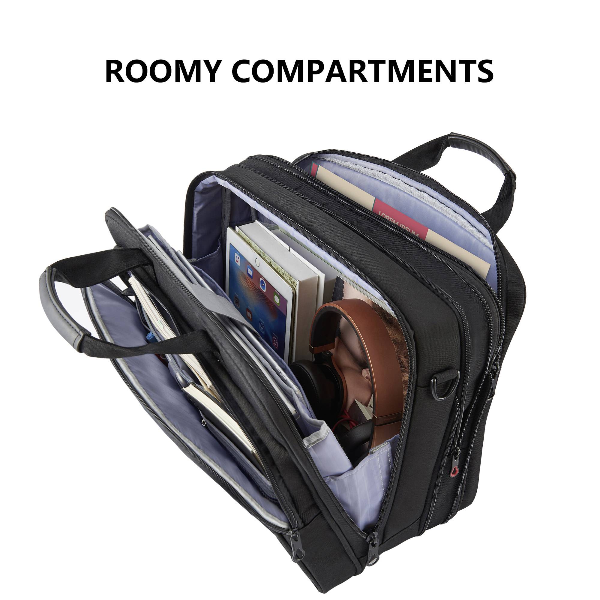 Una borsa da viaggio nera aperta per mostrare più scompartimenti che contengono un laptop, un tablet, delle cuffie e dei libri. Testo sopra recita 'Scompartimenti Spaziosi'.