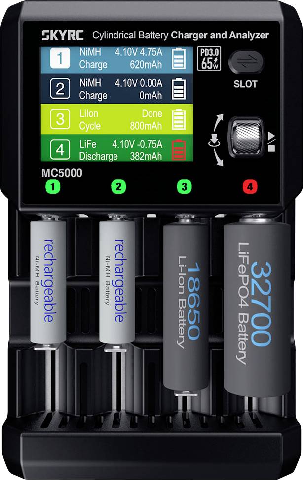 Caricabatterie e analizzatore 'SKYRC MC5000' per batterie cilindriche con display digitale che mostra le statistiche di carica per quattro diversi tipi di batterie.