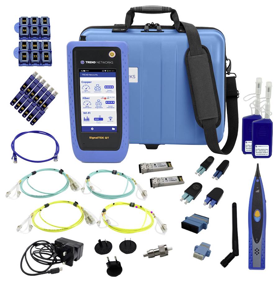 Un set di strumenti per test di rete che include un dispositivo palmare con schermo, cavi, connettori, adattatori e una custodia blu.