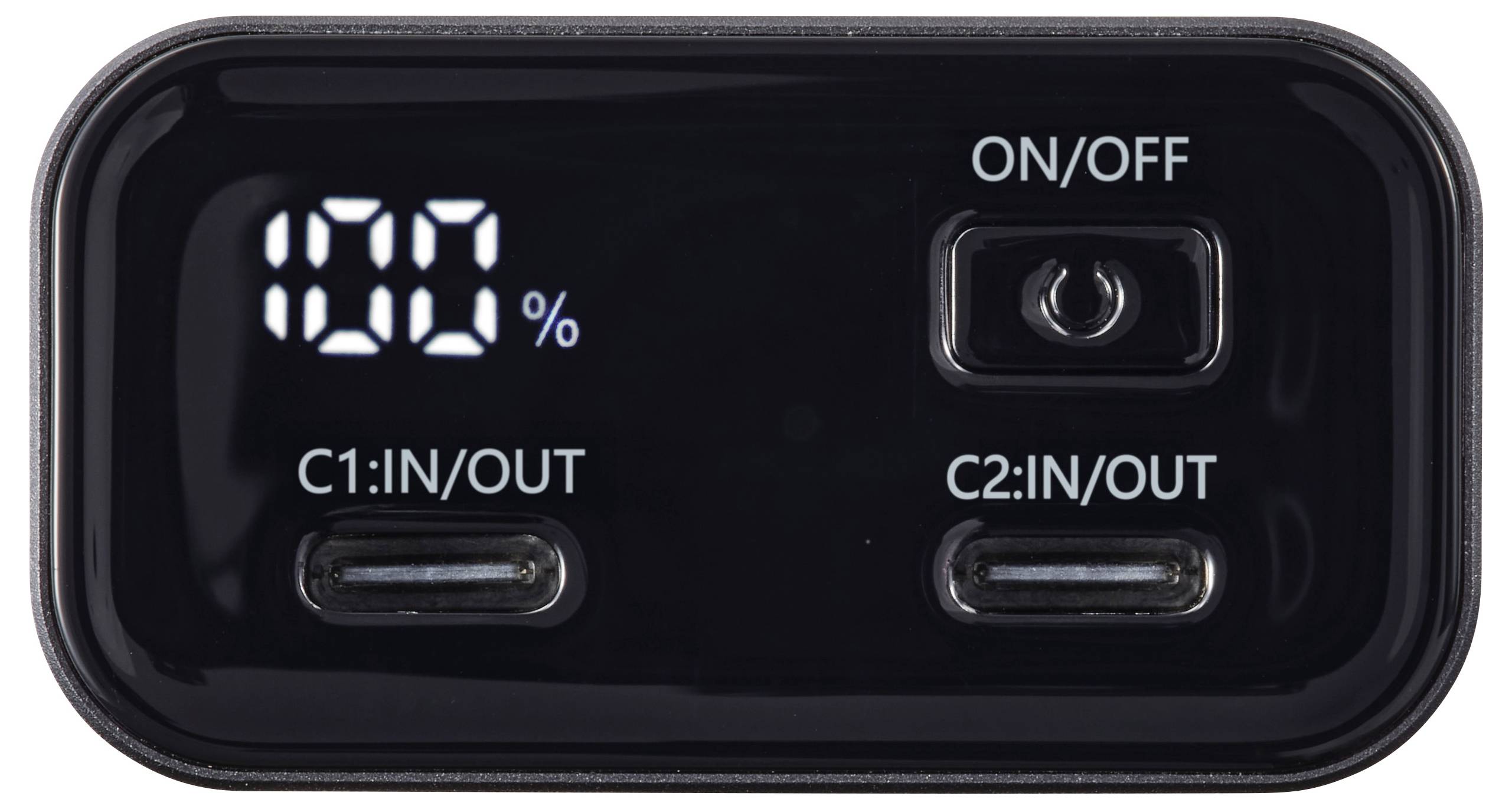 Un dispositivo di ricarica nero con display digitale che mostra la lettura "100%". Presenta due porte USB-C etichettate "C1: IN/OUT" e "C2: IN/OUT", con un pulsante di alimentazione etichettato "ON/OFF".
